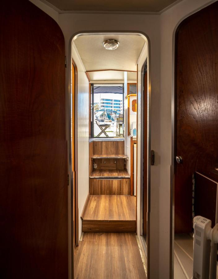 Spacious And Charming Boat In Port Forum Hotel Сант Адриа де Бесос Екстериор снимка